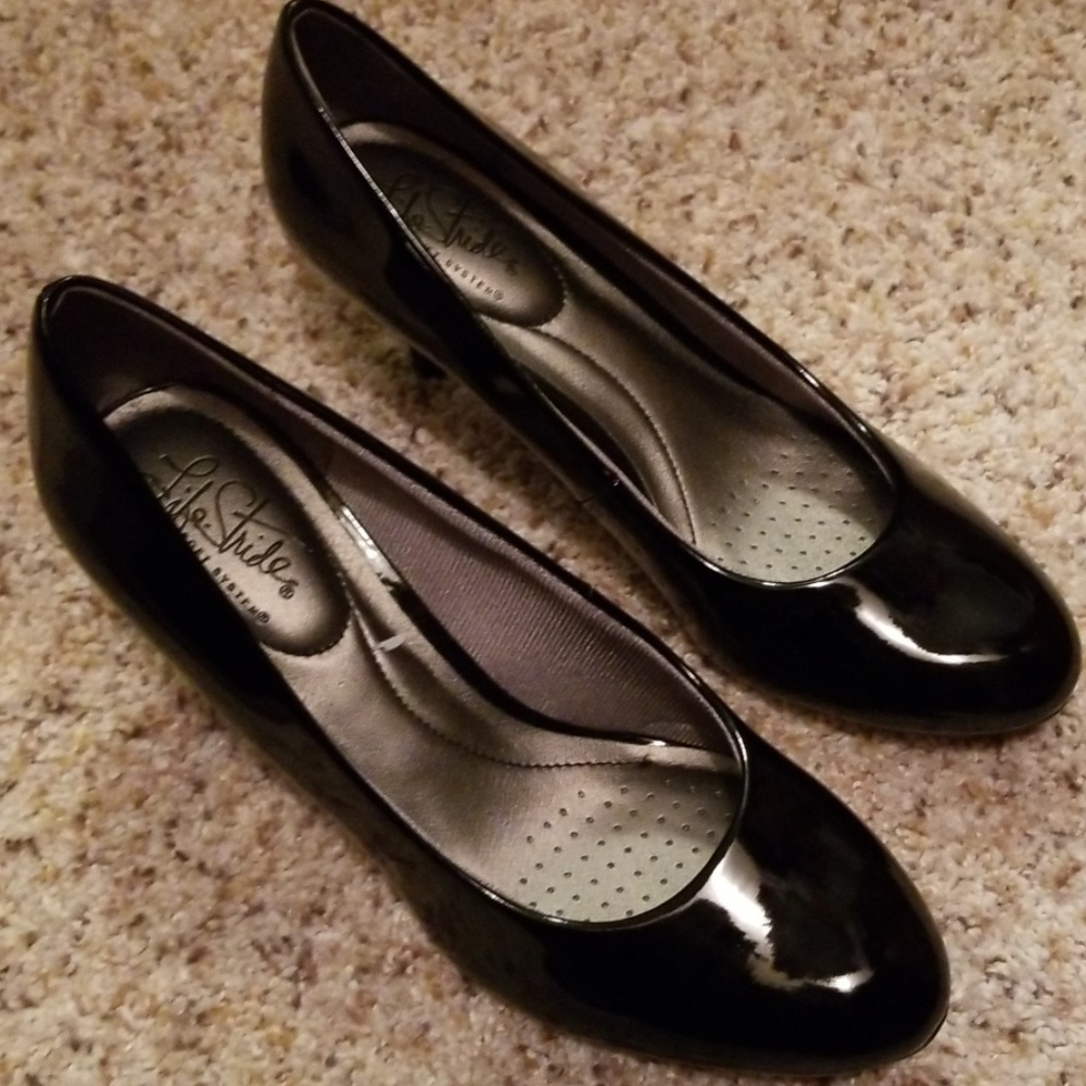 Life stride black patent pumps
